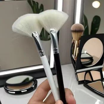 Natural Super Soft Fluffy Wool Goat Hair Fan Brush Private Label Blush Powder Beauty Facial Makeup Brush