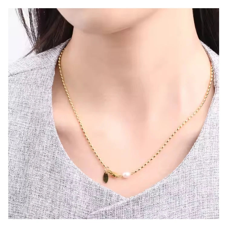 Chris April 316L Stainless Steel PVD Plated Minimalist Olive Beads Chain Natural Pearl Necklace with logo