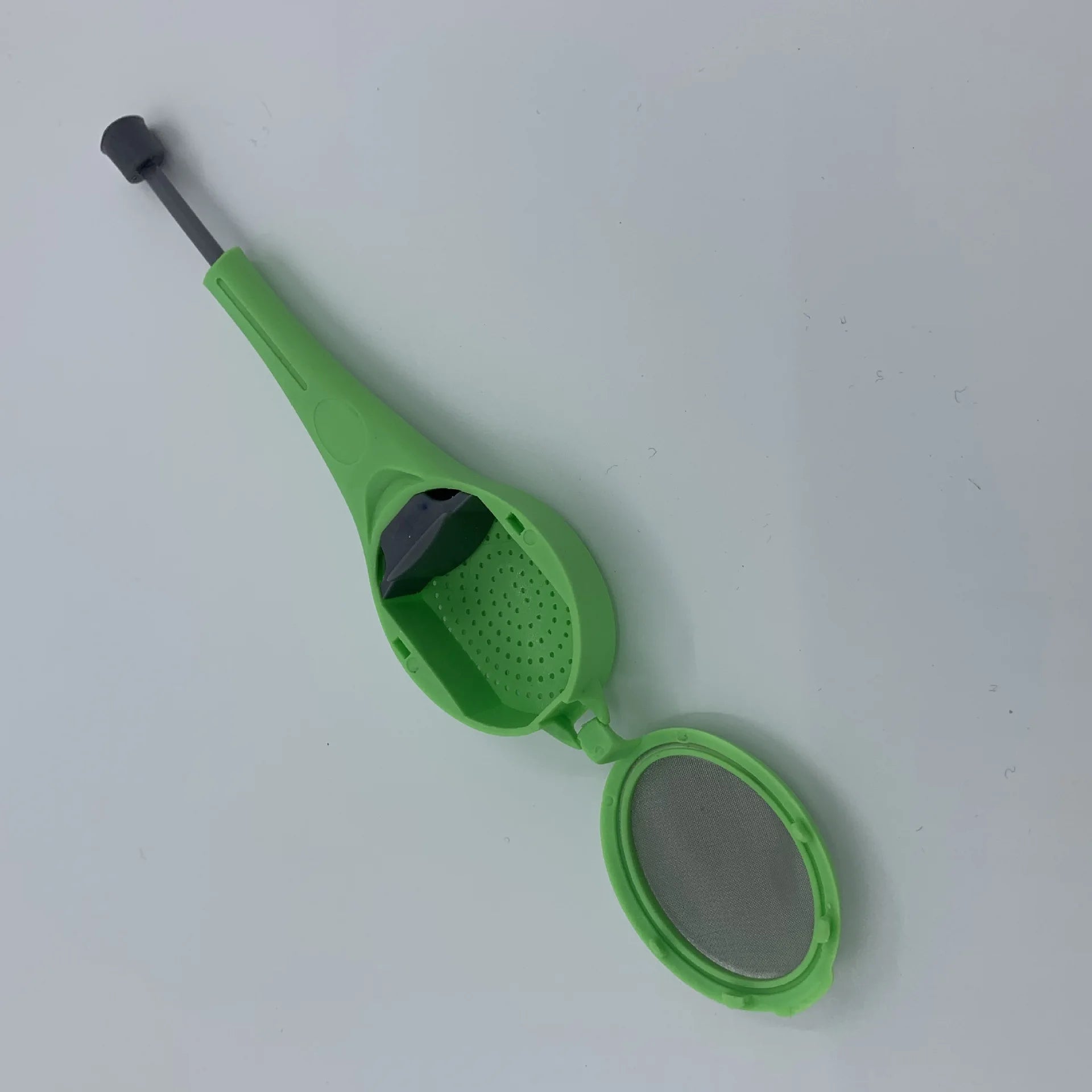 Green Stocked Loose Tea Maker Set Promotional Utensils Long Handle Portable Eco-Friendly Ball Shaped Stainless Steel Tea Infuser