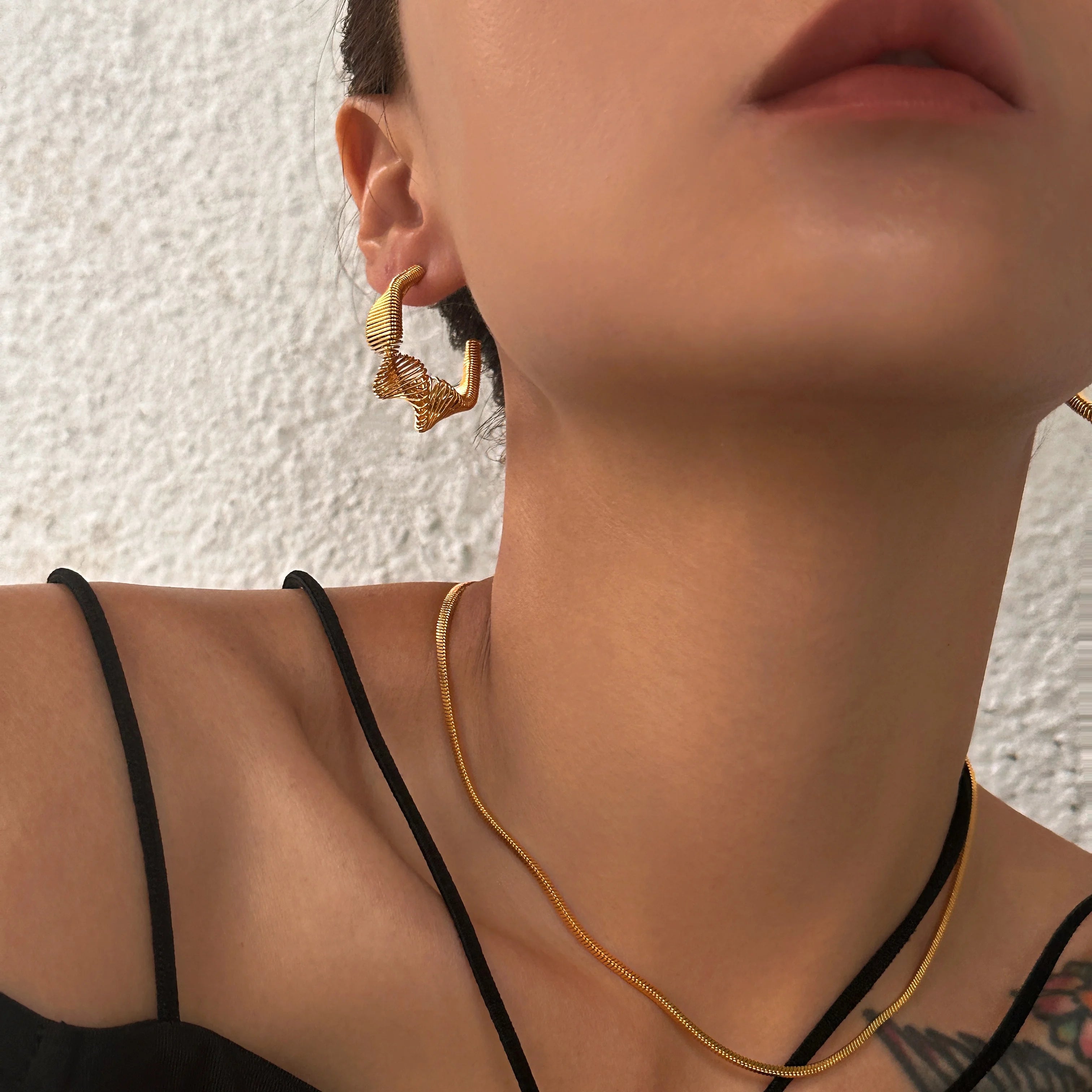 2024 Dazan 18k Gold Plated Winter Hypoallergenic Stainless Steel Spring Twist Gypsy Wave Vintage C Earrings for Camisole Dress