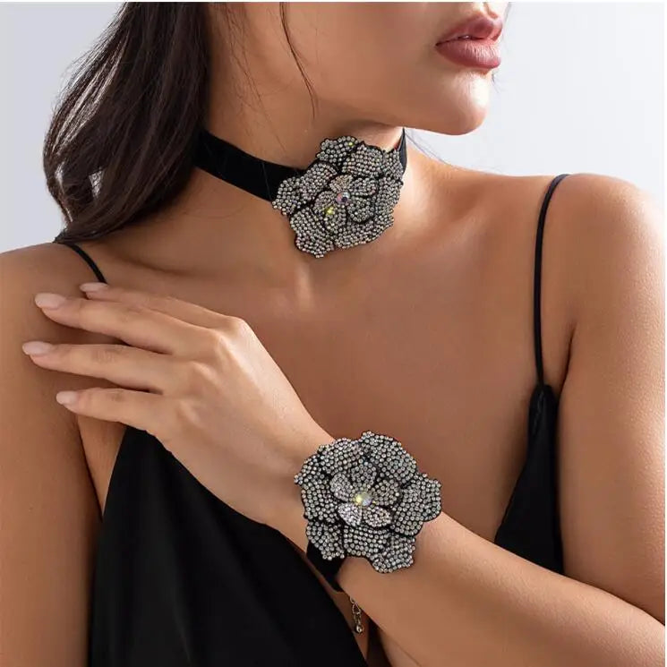 Vintage Big Diamond Crystal Rhinestone Flower Short Choker Necklace for Women Goth Elegant Black Velvet WedingJewelry Gift