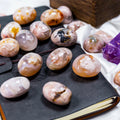 Wholesale Ying Lai Jewelry YL-J0206 Natural Hand Carved Crystals Healing Palm Flower Agate Tumble Stone Gemstone for Decoration
