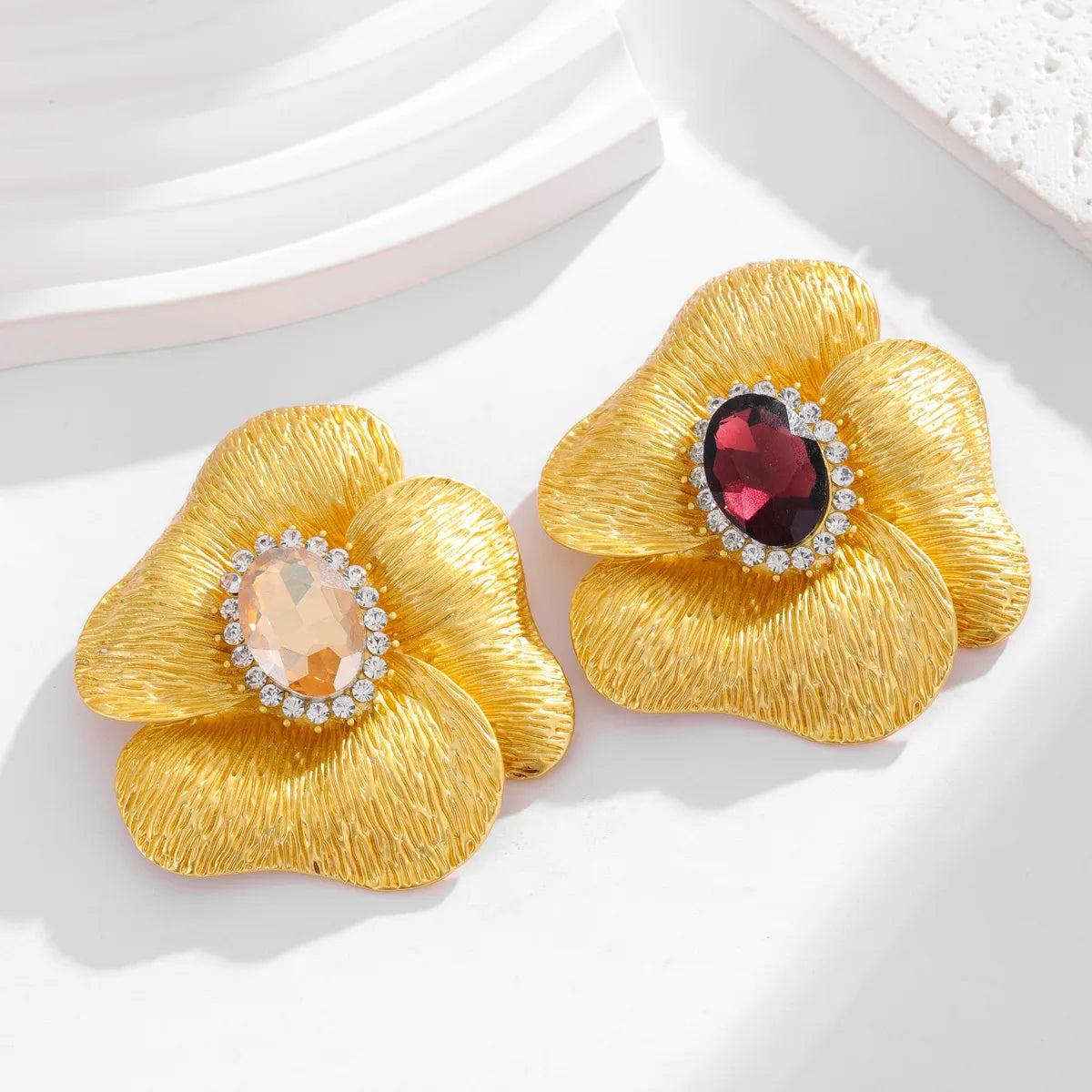Jachon  Fashion Jewelry Elegant Gold Color Flowers  Brooches Pin with Rhinestone for Coat Dresses Women
