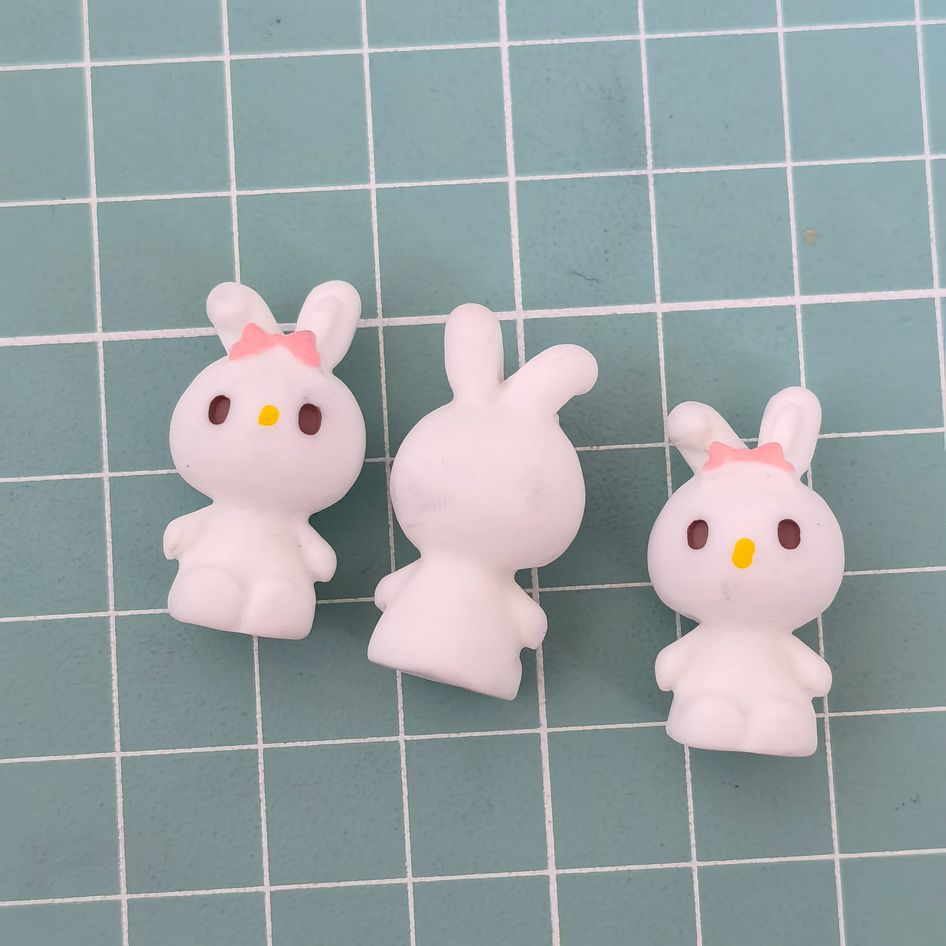 Bulk 100Pcs Lovely Cartoon 3D Rabbit Figurines Ornaments for Car Easter Holiday Party Decoration Suppliers