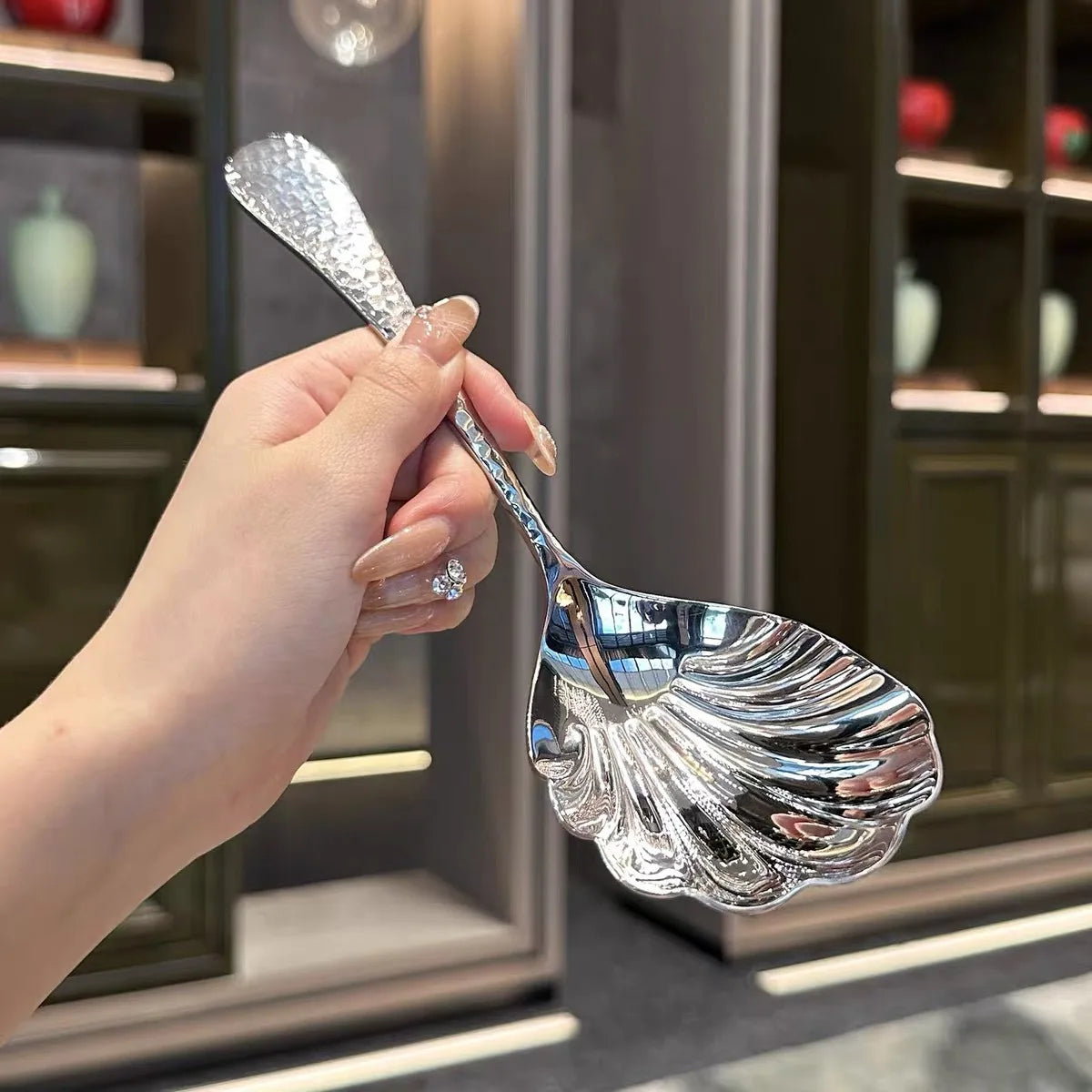 Luxury 304 Stainless Steel Shell Shape Serving Spoon Large Hammered Handle Buffet Server for Hotel Wedding