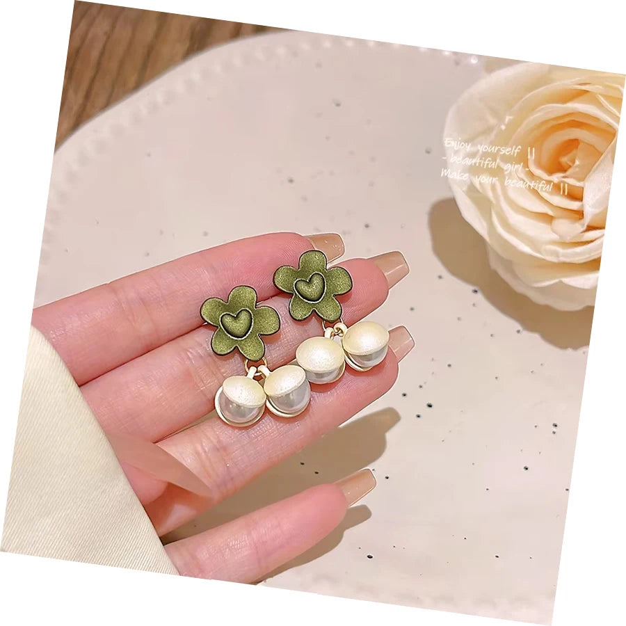 Korean Version of Summer Hot Small Fresh Temperament Fashion Pearl Green Love Flower Earrings for Women