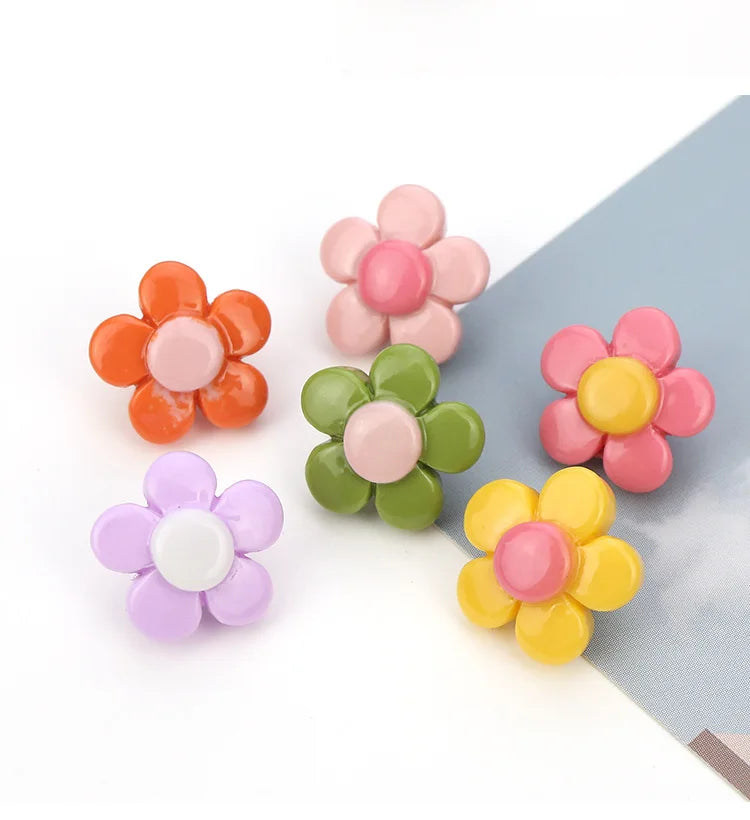 Hot Selling Small Fresh Flower Hand-sewn Resin Buttons with Plating Eco-Friendly Custom Color & Size for Women's Clothing