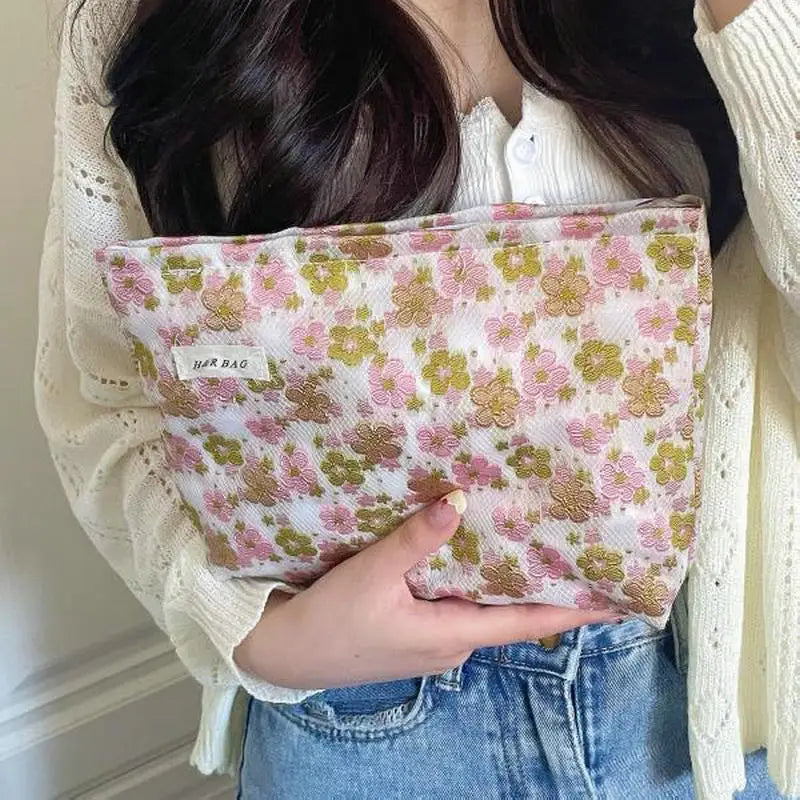 Wholesale Ladies Flowery  Fabric Clutch Cosmetic  Storage Bags Zipper Closure China Cosmetic Cotton Bag Travel Puffy Makeup Bag