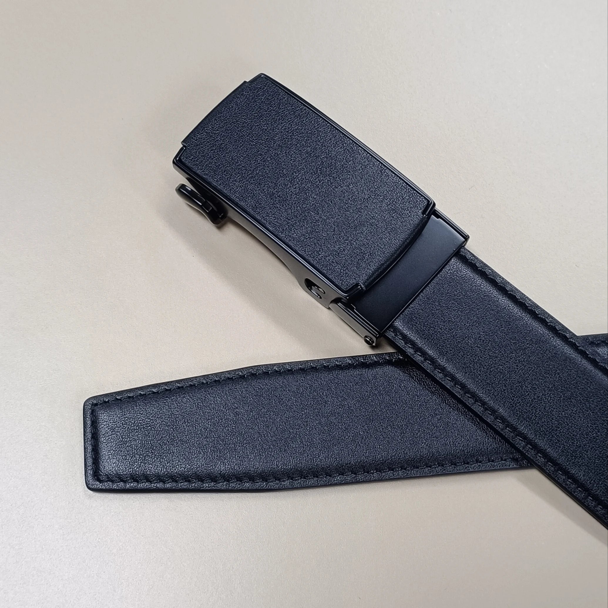 Men's  Cowhide Leather Belt 100% Top Layer Cowhide Waist Belt Multifunctional Belt Buckle That Can Be Fastened Inside or Outside
