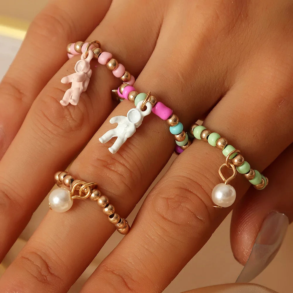 Minimalist Astronaut Pendant Ring Colorful Seed Beaded Elastic Knuckle Ring Set for Women Jewelry Bohemia Rice Beads Finger Ring