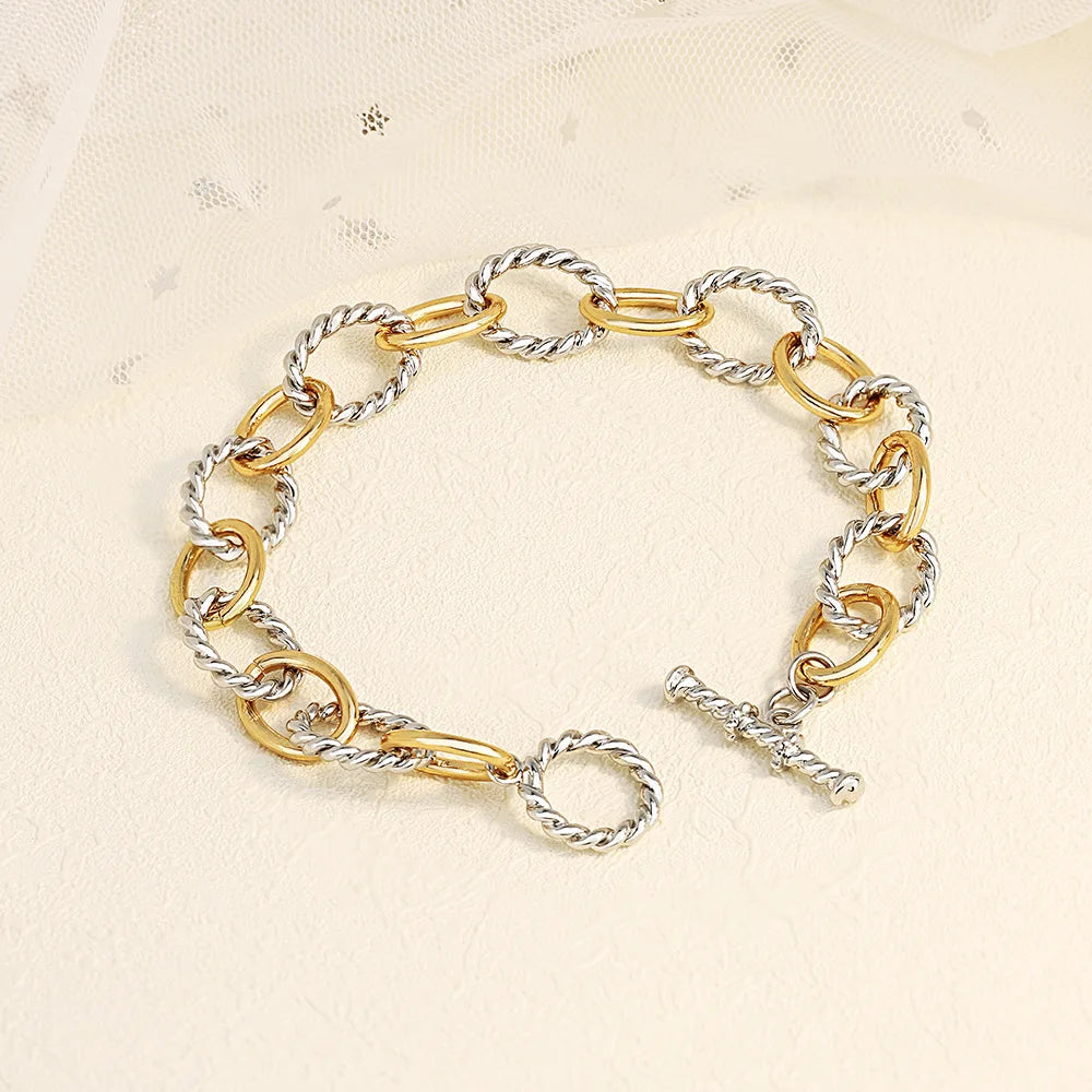 Factory Wholesale Women's Trendy Brass Cuff Bracelet with Two-color Stitching Chain and Geometric Twist Design