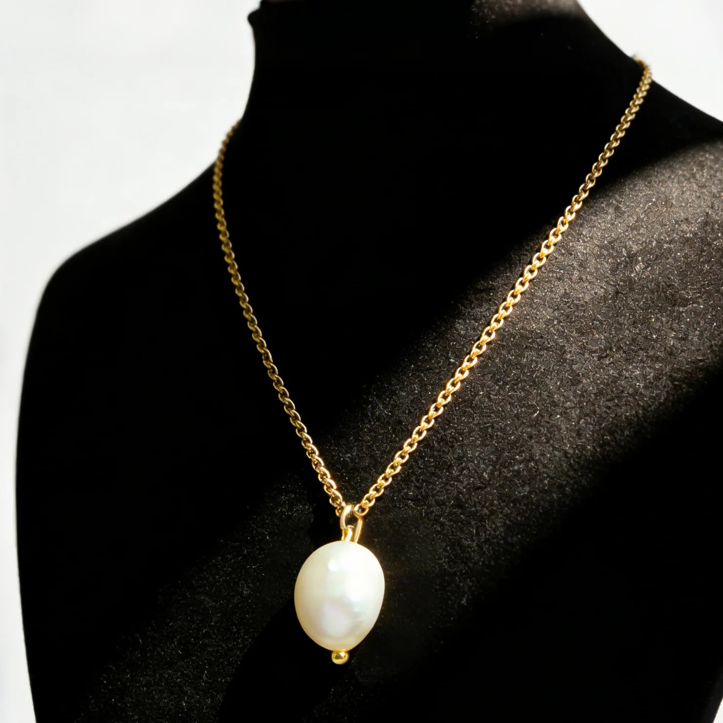 Fashion Vintage Pearl Pendant Light Luxury Niche Gold Chain Design Sense Necklace for Women Jewelry
