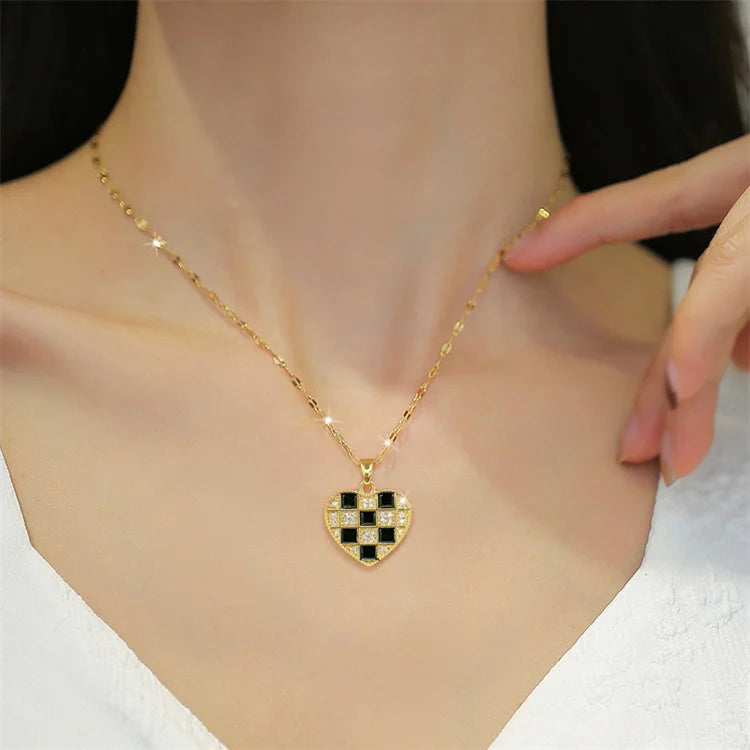Wholesale No Fade Stainless Steel Luxury Women Black White Checker Design Love Pendant Choker Necklace