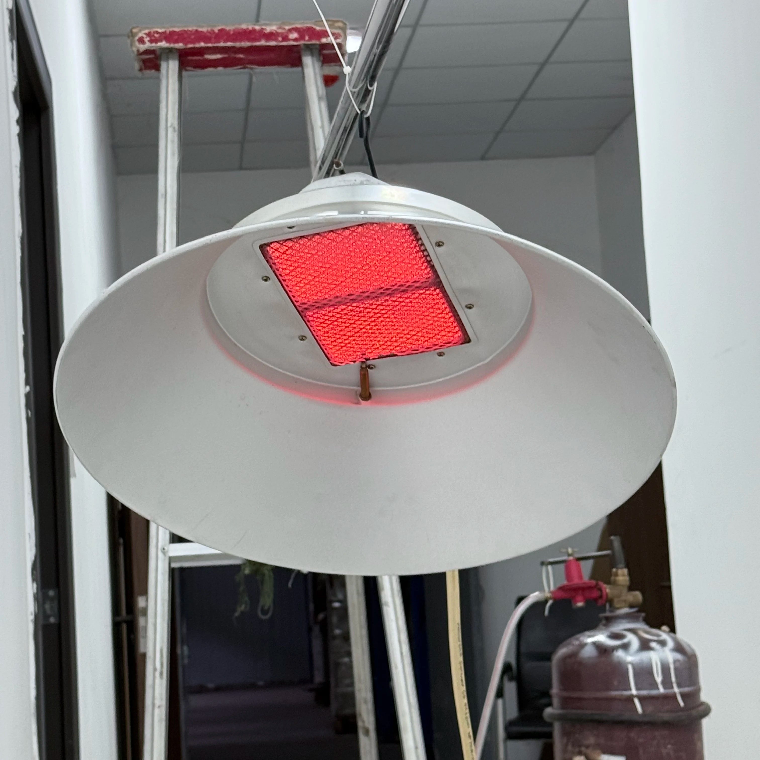 2025 Good-quality Africa Market Round Infrared Gas Brooder Heater for Poultry FarmChicks