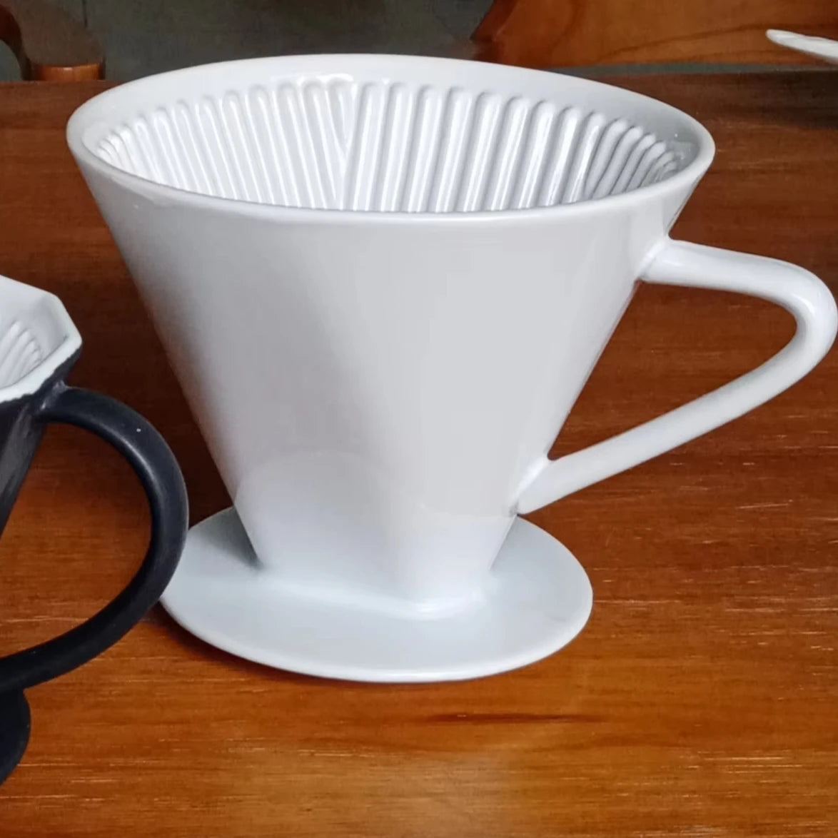 Garder Custom Printed Eco-Friendly Stocked Classic Ceramic Porcelain Luxury Coffee Filter Pour Dripper Engine V Style Design