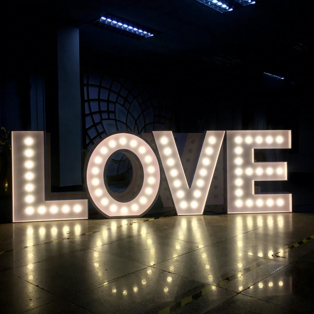 LED Light Modern Acrylic LOVE Letter Table PVC Wholesale Wedding Supplies for Event and Garden Decoration Backdrop