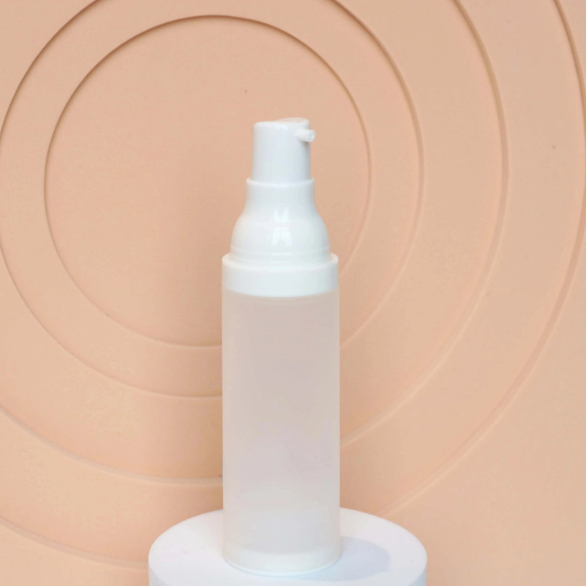 Hot Sale White Natural Color Plastic Round Airless Bottle 15ml 30ml 50ml Powder Spray Bottle Twist patron Plastic Bottles