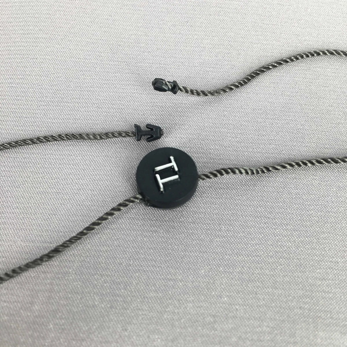 Factory Hang Tag String Customized Logo Apparel Plastic Hang Tag String Round Shape Seal Tag for Garment Clothing
