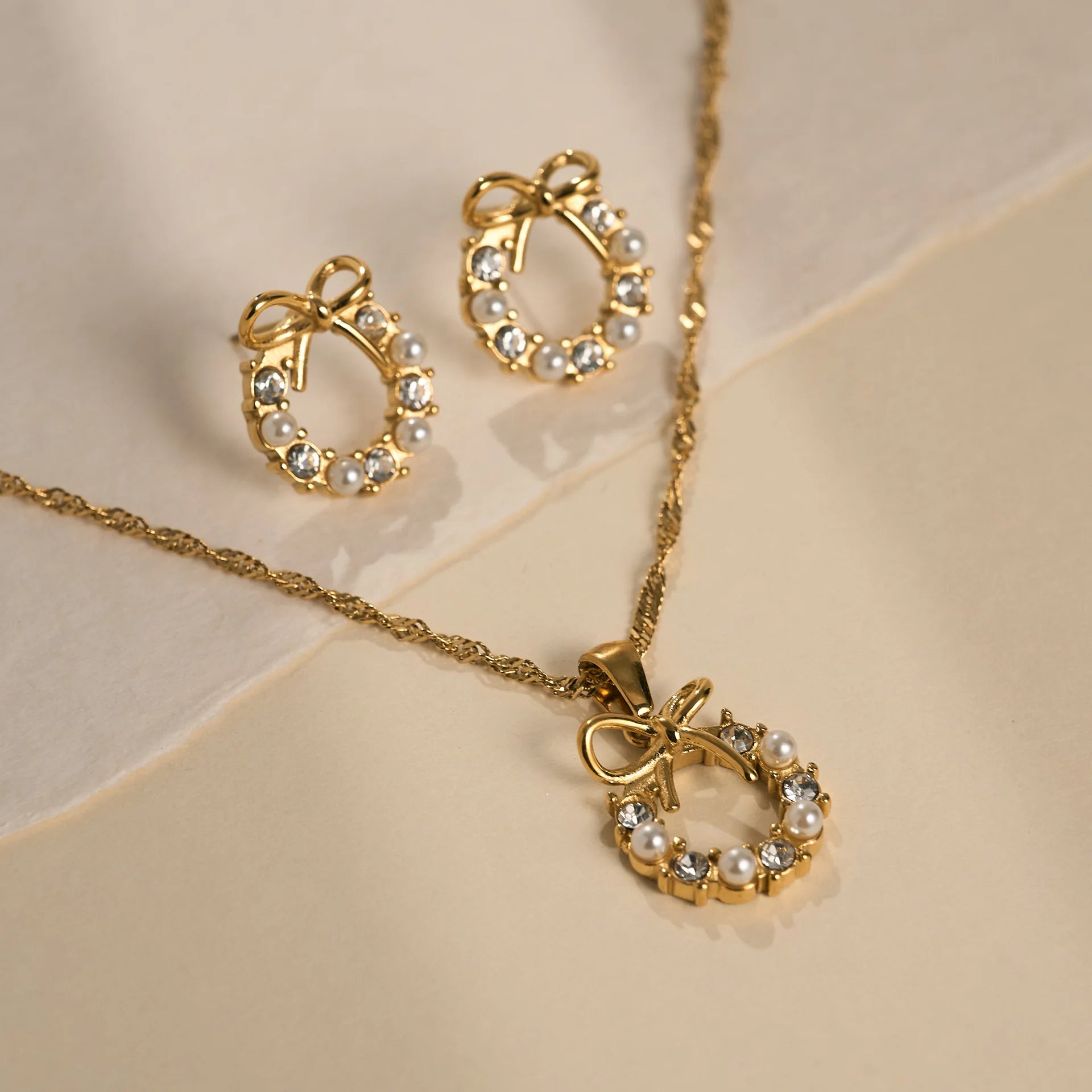 New Fashionable and Exquisite Women's 18K Gold Plated Stainless Steel Bow Pearl Necklace Earrings Luxury Designer Jewelry Set