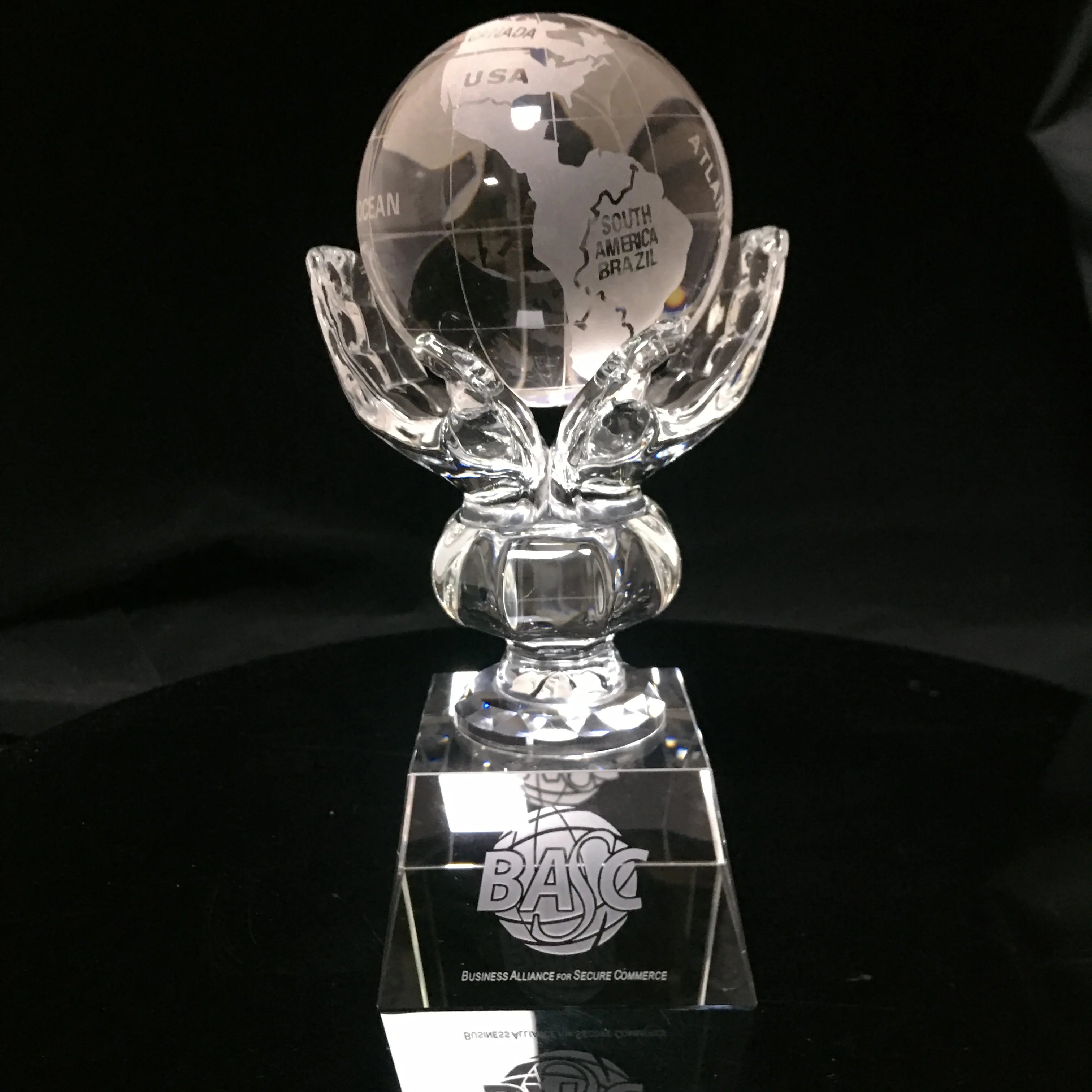 2025 Hot Diamond Cut Blue Crystal Glass Hands Trophy with Earth Day Unique Awards Eco-Friendly Customized Sizes