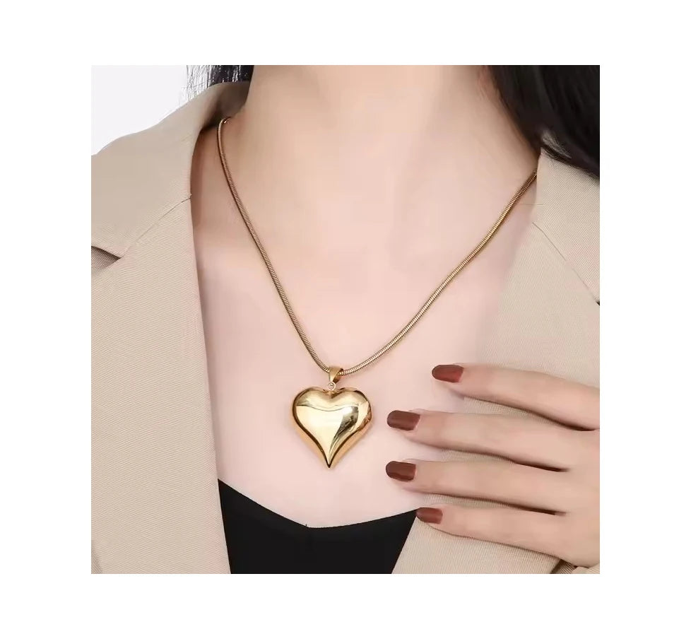 Hot Sale Good Price Gold Plated Love Heart Choker Necklace Snake Bone Chain Heart Pendant Stainless Steel Necklace for Women