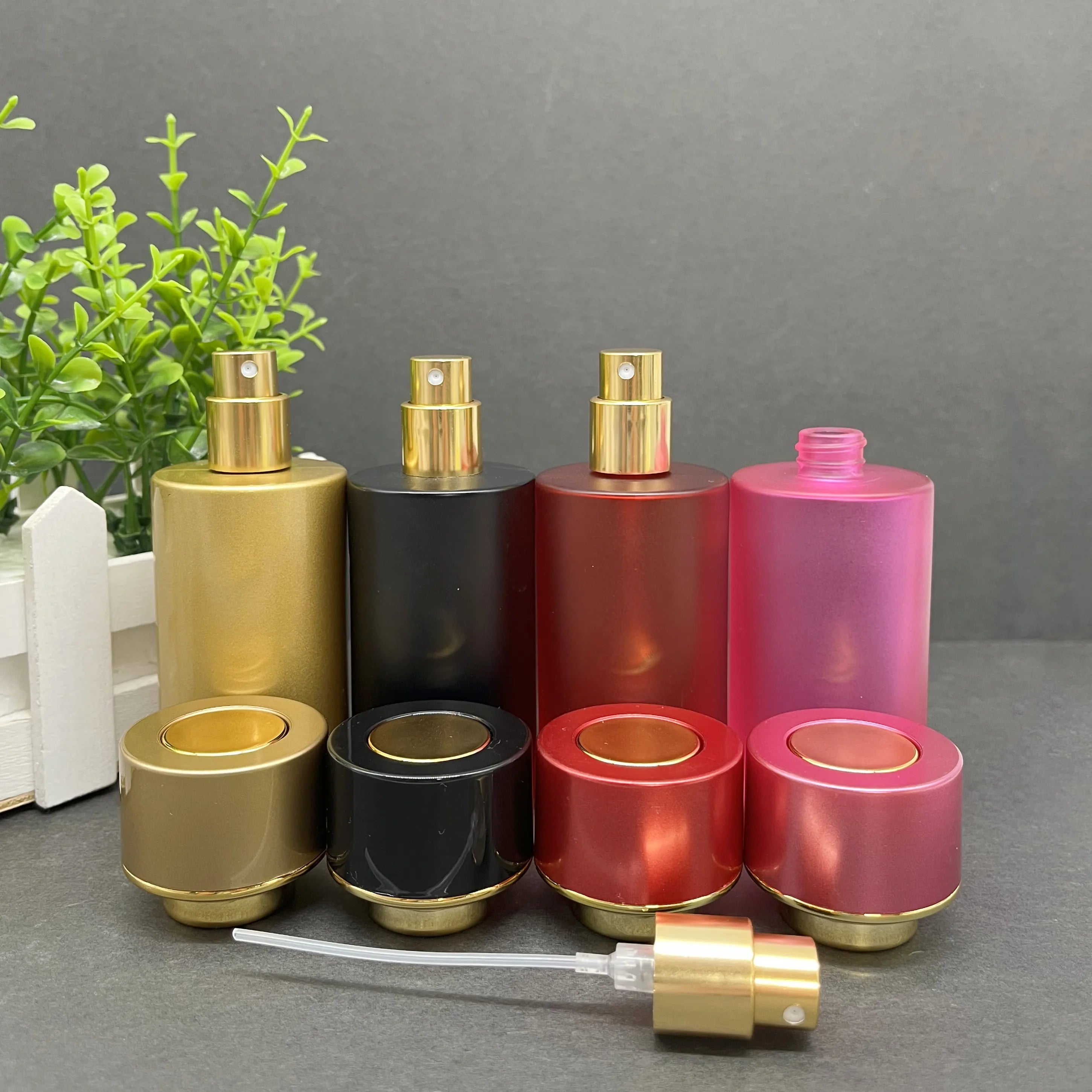Spot Hot Sale a Variety of Colors Optional Can Be Customized logo 30ml pink Purple Black Gold Red Glass Spray Perfume Bottle