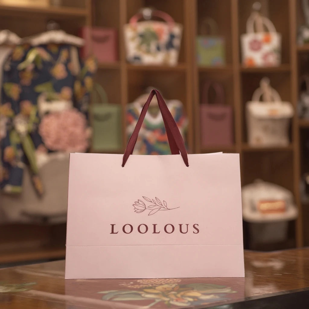 Luxury Cardboard Paper Bag Gold Foil logo Design Paper Gift Packing Bag With Handle Rope Paper Shopping Bag Printed Paper Bag