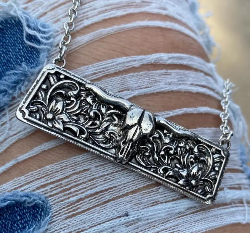 2023 New Western Carved OX Pendant Necklace for Woman