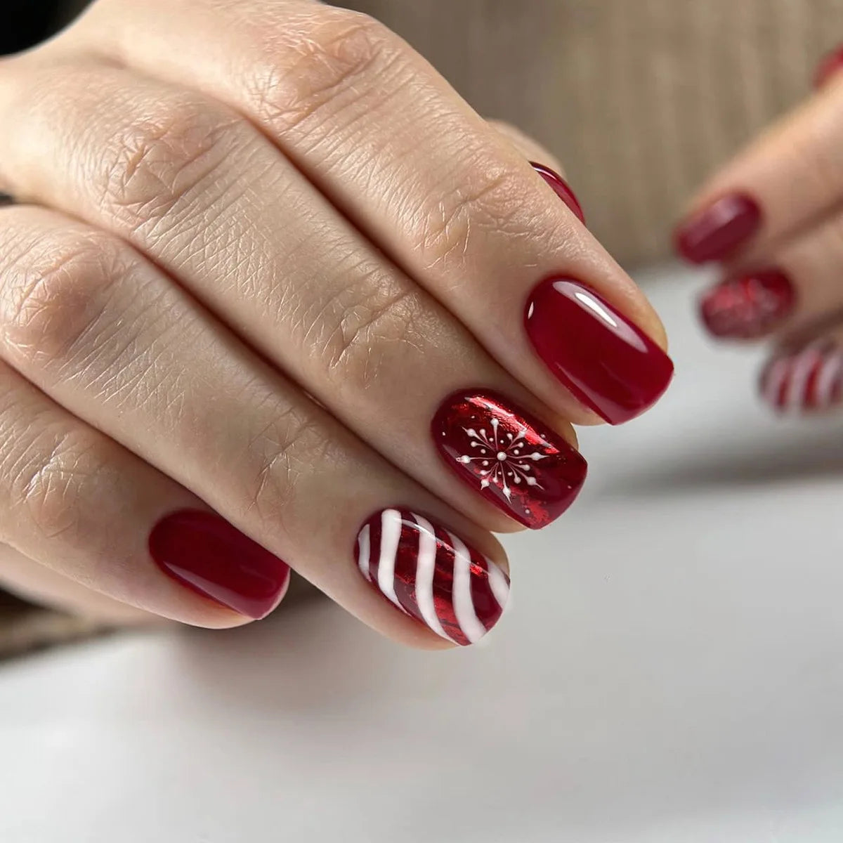 Luxury Vintage Designed Reusable Printed Christmas False Nails Short Custom ABS Press on Nails for Woman