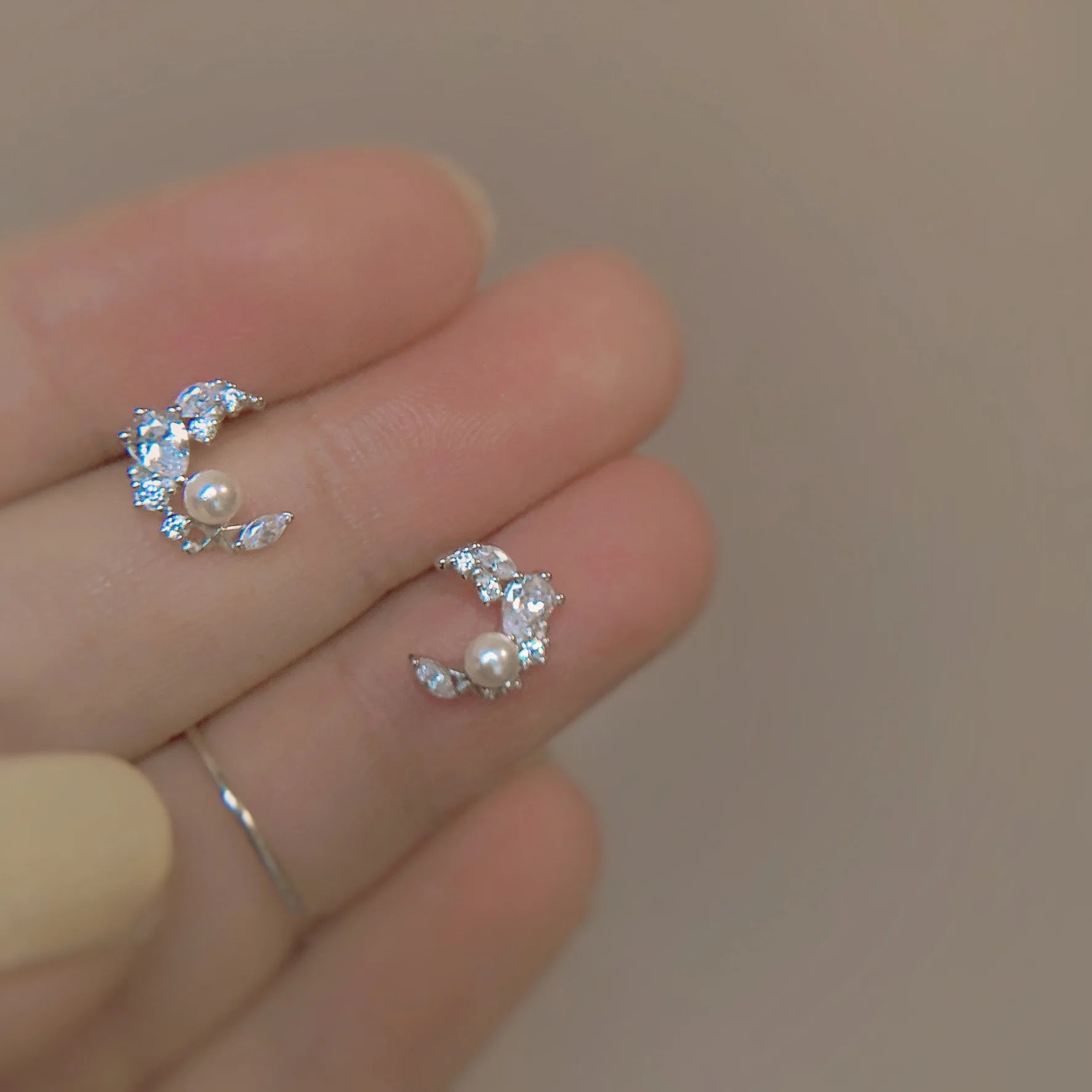Luxury Beautiful Pure 925 Sterling Silver Small Zircon Pearl Crescent Moon Shape Stud Earrings for Women Girls