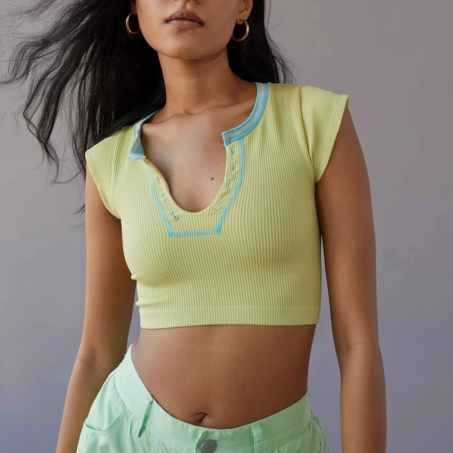 Custom Summer Vintage Sporty Crop Top Breathable Seamless Ribbed V-Neck Stretch-Fit Top with Outline Detailing Knitted Fabric