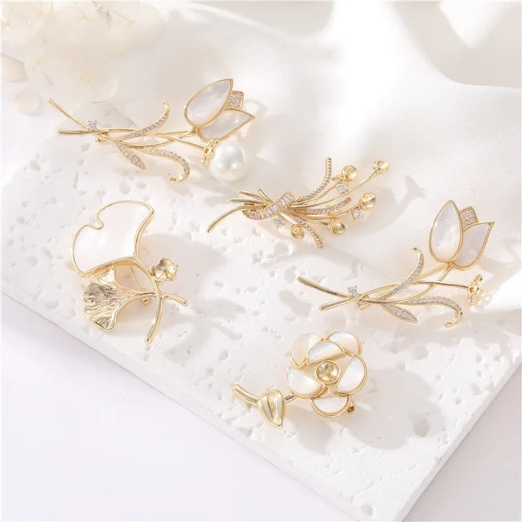 New Luxury Trendy Factory Wholesale Rose Flower Brooches Design Shell Pearl Style 14k Gold Plated Pin Brooch