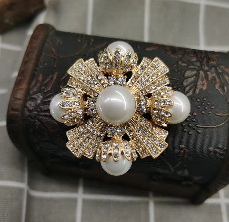 Pearl Brooches Pins Wholesale Spot Hot Sale Woman Retro Luxury Alloy Rhinestone Brooch Cross Brooches