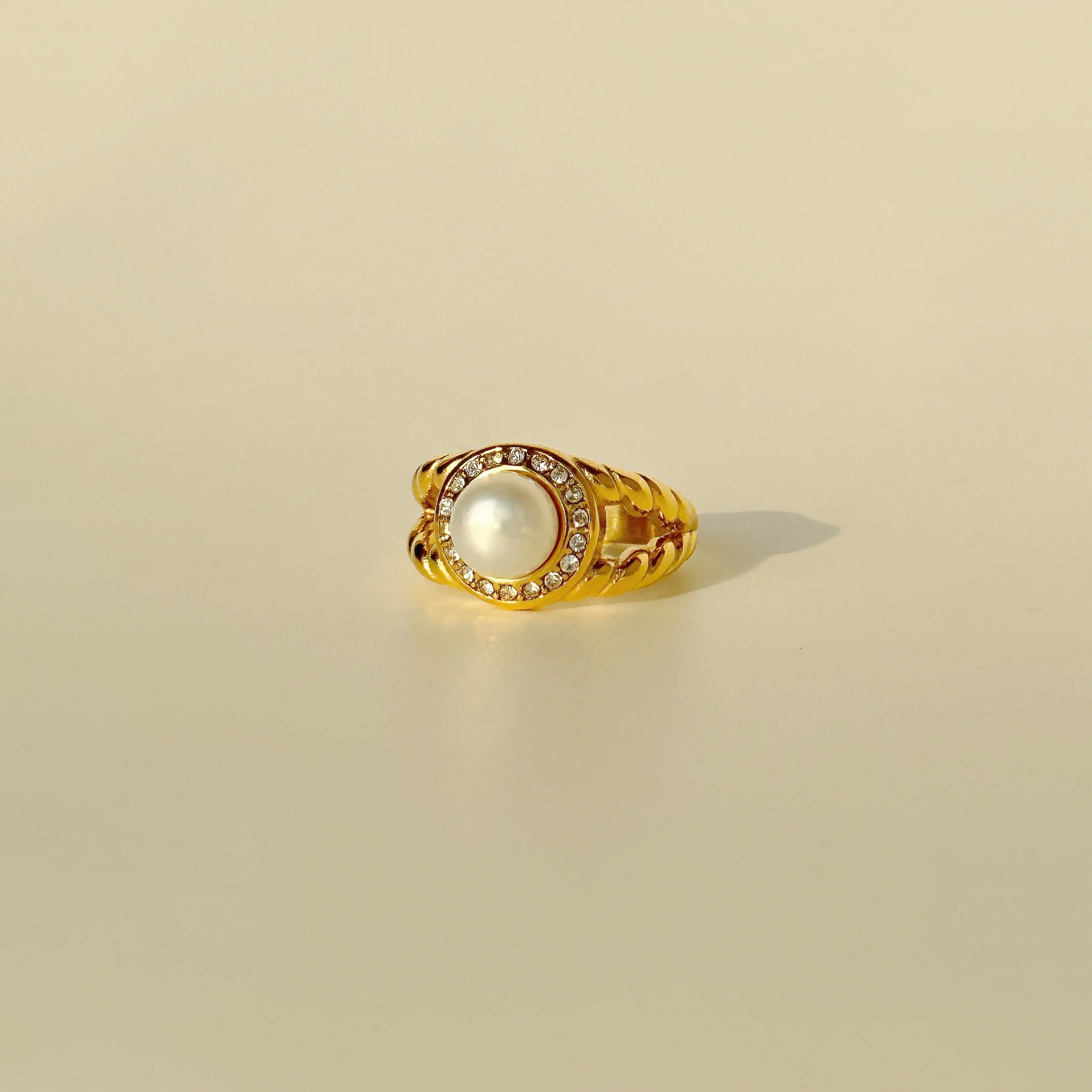Dazan New Ins 18k Gold Plated Stainless Steel Tarnish Free Polished Vintage Medieval Court Cat Eye Natural Pearl Ring Women