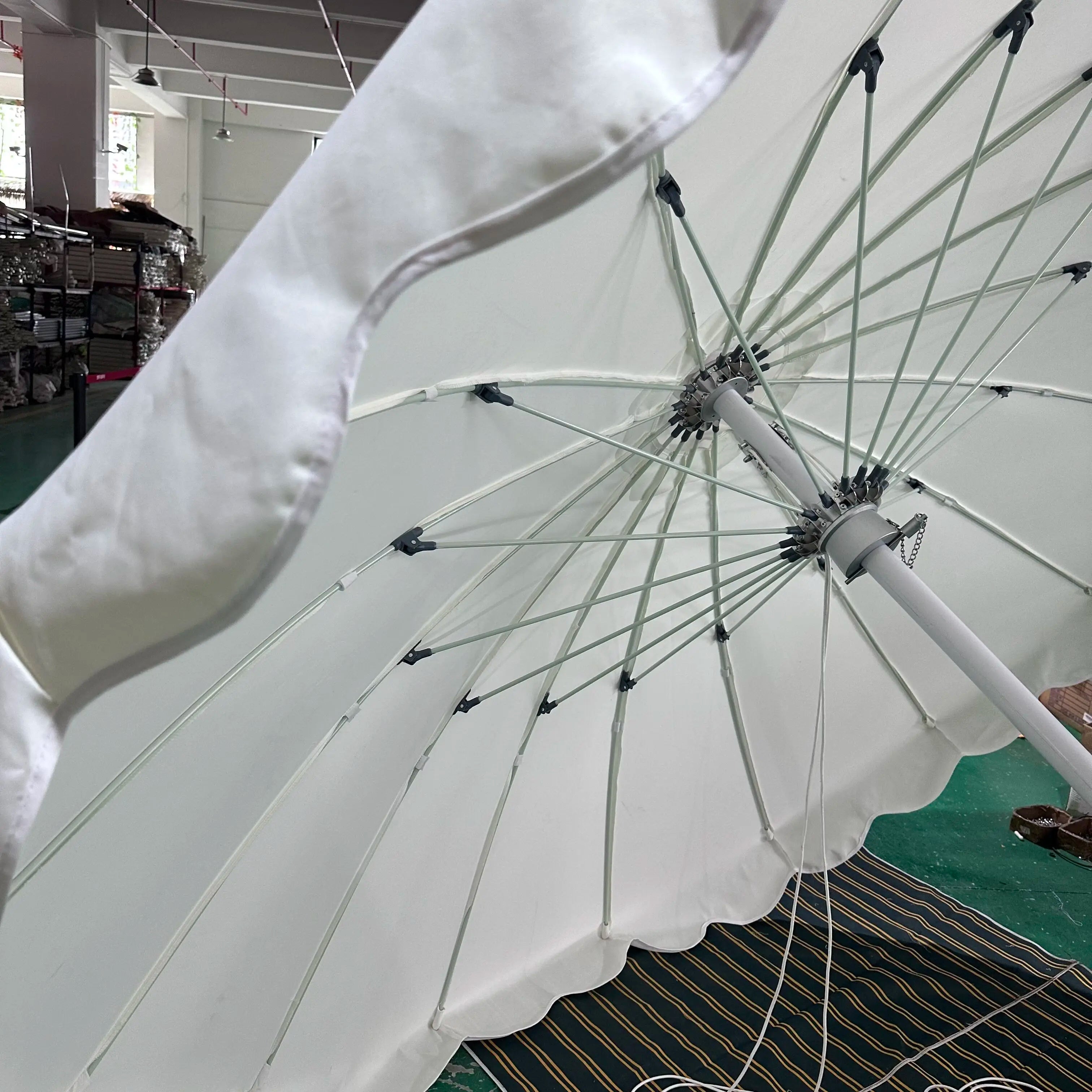 HOT SALE Modern Outdoor Furniture Parasol Playa Indian Wedding Road Side Beach Sunshade Umbrella for Garden Hotel Use Rain Wind