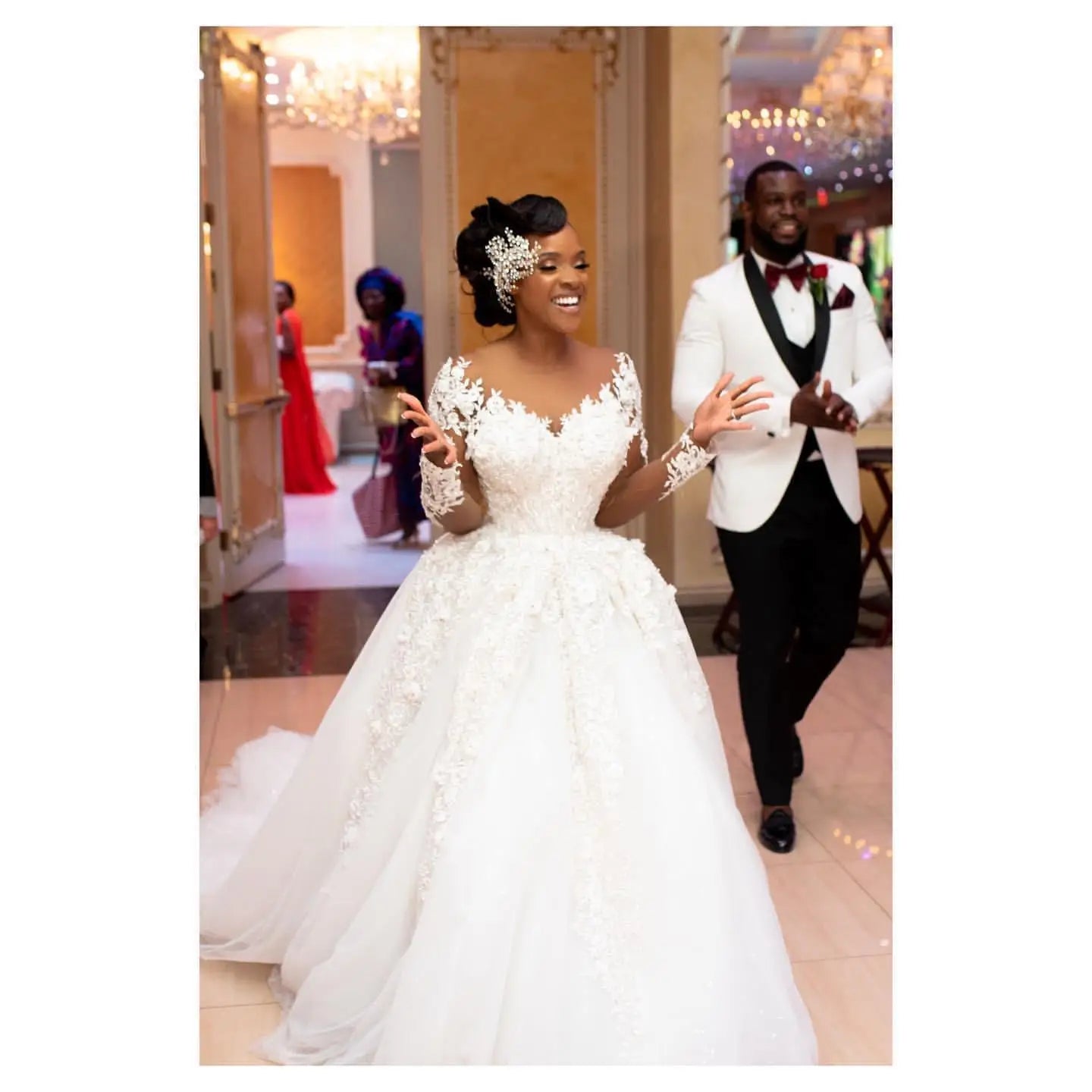 African Ball Gown Wedding Dresses Long Sleeves Lace Appliqued Beaded Long Bridal Gowns Sheer Crew Neck Vestidos Plus Size