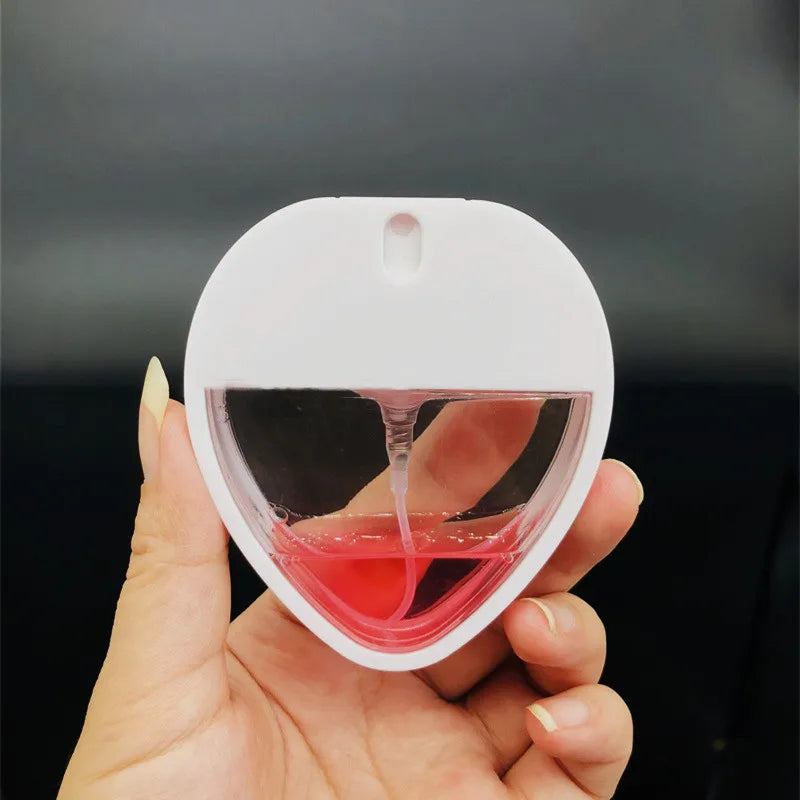 Wholesale Empty Heart Shaped 30ml Plastic Credit Card Pocket Size Fine Mist Refill Perfume Spray Bottle Alcohol Spay Bottle