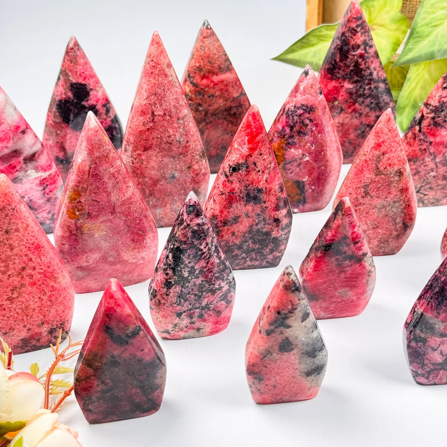 Wholesale Natural Pink Rhodonite Teardrop Crystal Craft Polished Flame Healing Stone Home Decoration Hand Carved