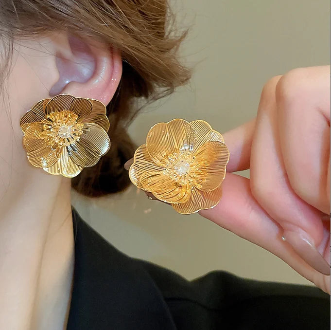 Wholesale Korean Gold Silver Plated Hollow Rhinestone Flower Stud Earrings for Women Party Jewelry