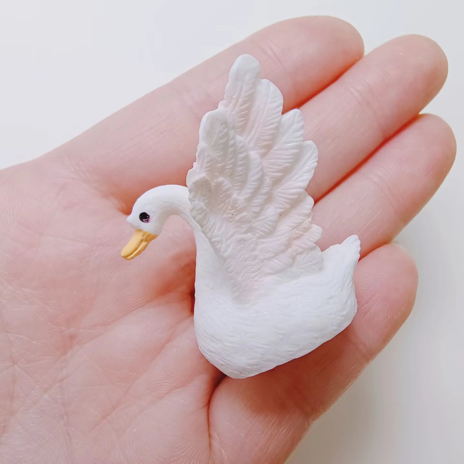 100pcs Pack Elegant White Swan Resin Beads 25*37mm Romantic Swan Charms for Pen Decoration