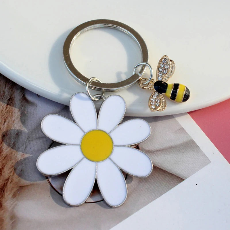 Lovely Metal Key Ring Holder Purse Bag Charm White Enamel Bee White Daisy Flower Keychain Accessory for Women