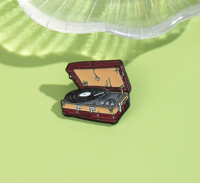Hot Wholesale Cartoon Vinyl Record Player Alloy Metal Soft Lapel Pins Luggage Magic Academy Enamel Badge Pin for Movie Souvenirs