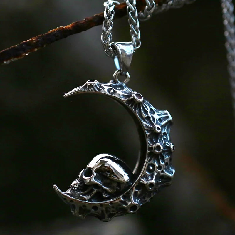 SS8-1172P Steel Soldier New Personality Creative Fashion Moon Skull Pendant Titanium Necklace Hip Hop Crescent Skull Men Jewelry