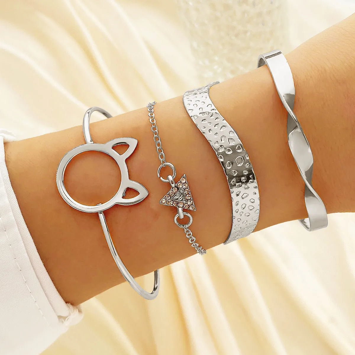 Custom  Gold Butterfly Pearl Link Chain Bracelet Female Simple Student Girlfriend Love Heart Bracelets Gifts
