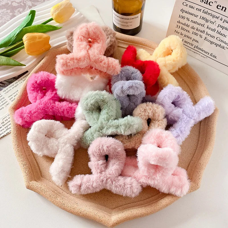 Women Winter Hairpins 9cm Korean Faux Fur Wrapped Cross Plastic Hair Claw Clip Wholesale Velvet Hair Barrettes Plush Decorative