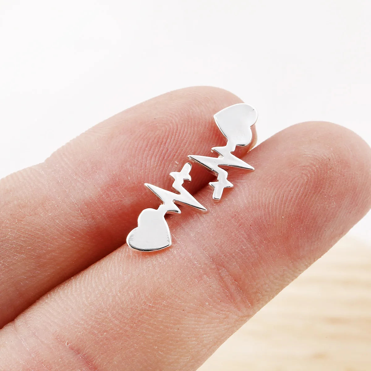 Vintage Style Stainless Steel Heartbeat Stud Earrings for Women Fashion Jewelry for Nurses and Doctors Party Gift Bijoux