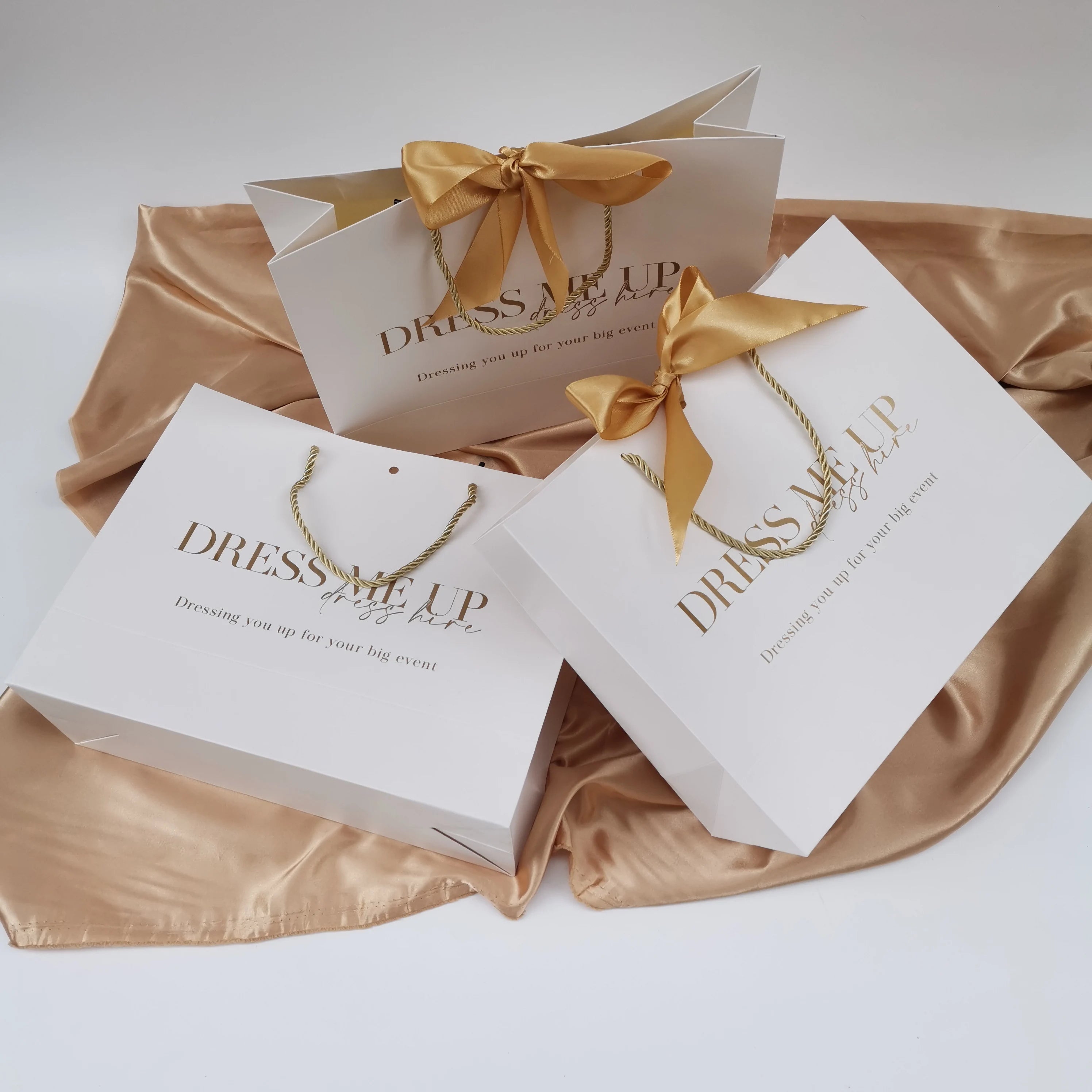 White Paper Shopping Gift Bag Packaging Bag With Handles for Shopping Clothes and Gift