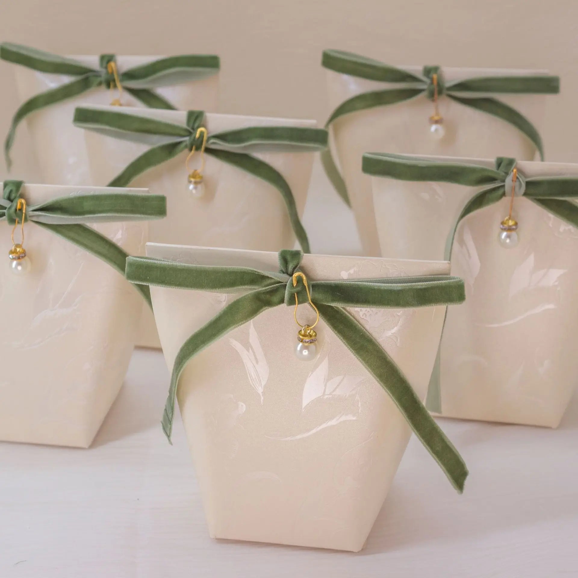 Chinese Manufacturers Folding Wholesale Green Ribbon Decoration Wedding Favors Cream Color Empty Candy Packaging Boxes for Sweet