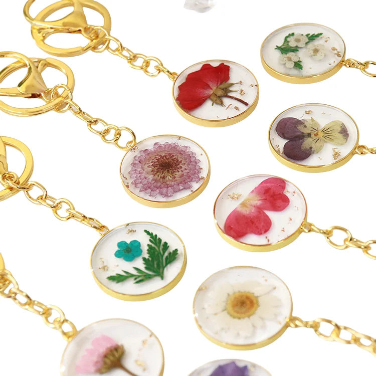 Floral Keychain Women Real Dried Flower Oval Resin Keychain Sweet Rose Full Star Keyring for Rotationable Clasp Pendant Keychain
