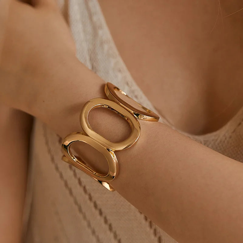 Fashionable Texture Circle Personality Cuff Bracelet Bagnle Luxury Senior Sense Hollow Chunky Bracelet for Women